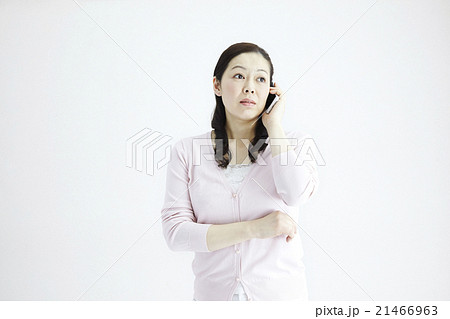 自然光白バック40代女性ミドルエイジ スマホ/携帯電話いろんなシチュエーションの対応とジェスチャー 自然光白バック40代女性ミドルエイジ スマホ/携帯電話いろんなシチュエーションの対応とジェスチャー 21466963