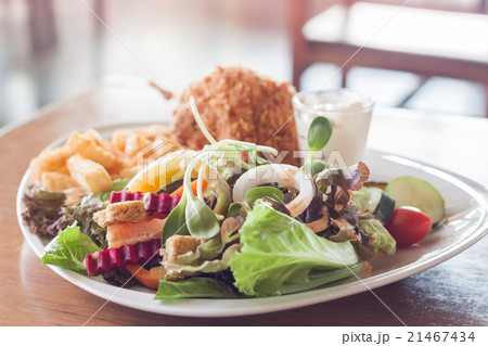 Deep chicken fried with salad 21467434