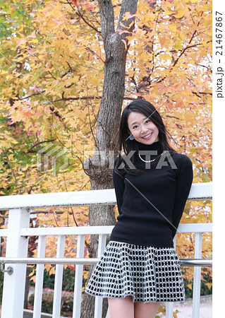 ストレートロングヘアの若い女性 21467867