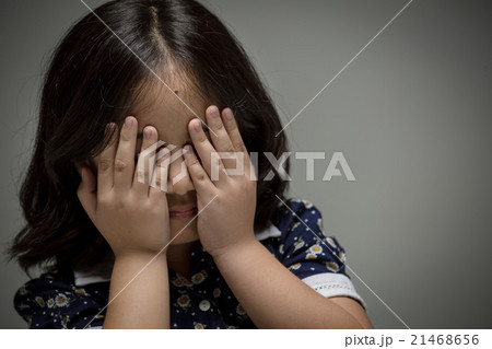 Lonely Asian child crying in the darkroom 21468656