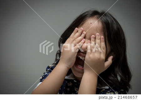 Lonely Asian child crying in the darkroom 21468657