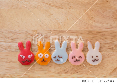 おうちでお菓子作り アイシングクッキー カラフルうさぎの写真素材