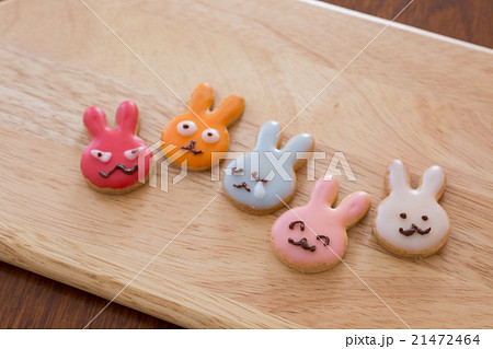 おうちでお菓子作り アイシングクッキー カラフルうさぎの写真素材