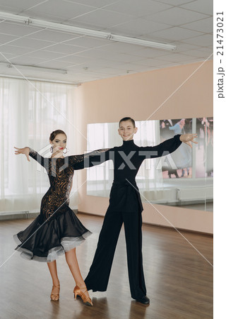 Professional dancers dancing in ballroom. Latin.  21473021