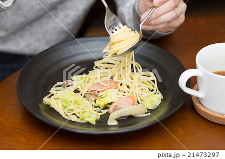 パスタを食べる若い女性 21473297