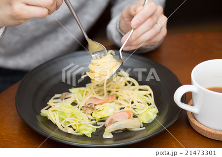 パスタを食べる若い女性 パスタを食べる若い女性 21473301