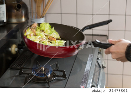 炒め物を作る男性 21473361