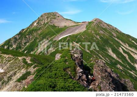北アルプス・笠ヶ岳と抜戸岩を通る登山者 21473560