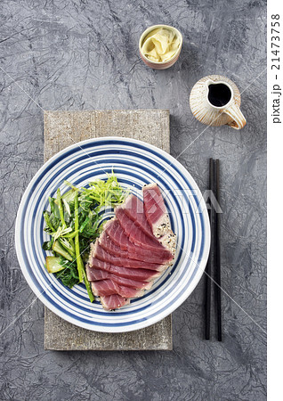 Tuna Tataki with Wakame and Lettuce 21473758