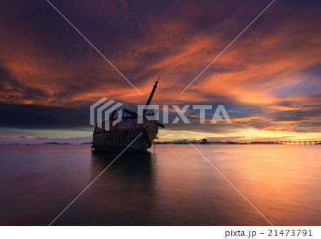 The decaying boat The decaying boat 21473791
