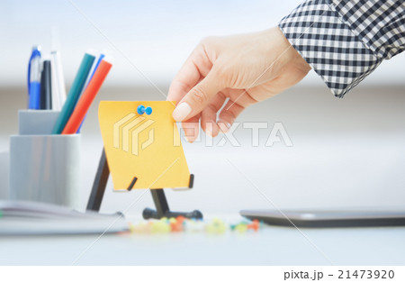Adhesive note at office Adhesive note at office 21473920