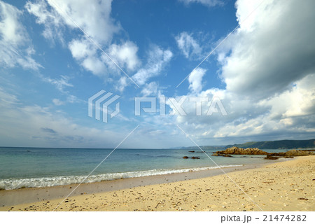 奄美大島 用安海岸 砂浜と穏やかな波の写真素材