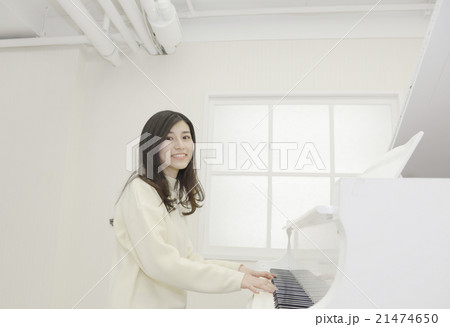 ピアノを弾く女性　音楽　楽器　演奏　20代　グランドピアノ 21474650