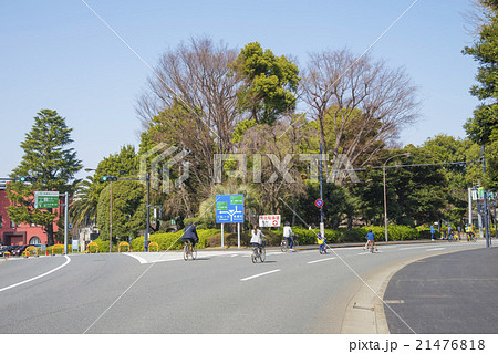 外苑西通りにある外苑橋交差点(東京都新宿区) 外苑西通りにある外苑橋交差点(東京都新宿区) 21476818