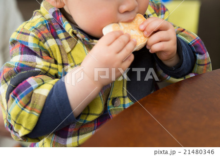 パンを食べる幼児 パンを食べる幼児 21480346