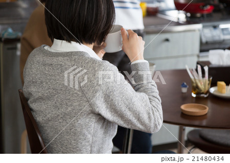 コーヒーを飲む女性 21480434