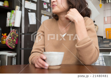 お茶を飲む女性 お茶を飲む女性 21480481