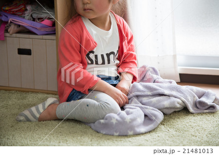 寝起きの幼児　ボディーパーツ 21481013