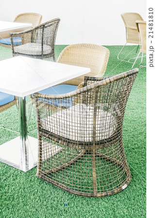 Empty chair and table in restaurant 21481810