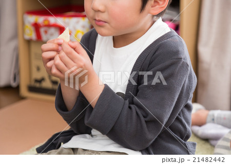 お菓子を食べる幼児　ボディーパーツ 21482442