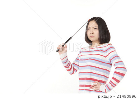 指示棒を持つ若い女性 21490996