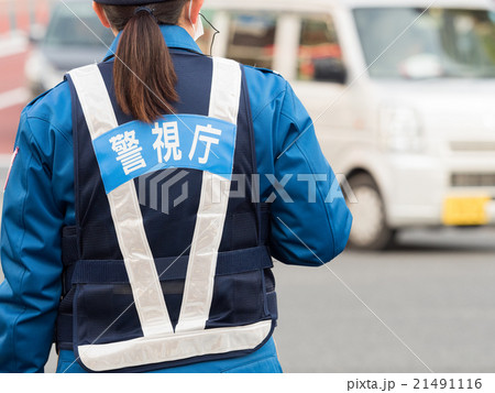 交通整理中の警察官の写真素材