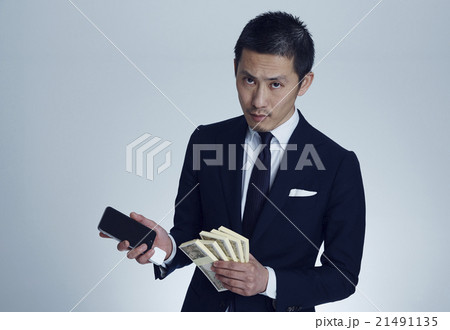 札束を持つ男性 札束を持つ男性 21491135