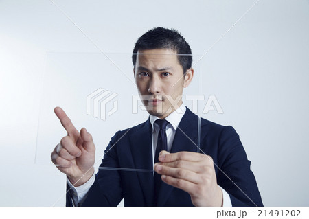 パネルを操作する男性 21491202