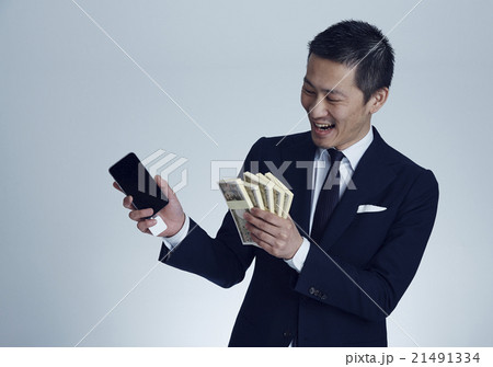 札束を持つ男性 21491334