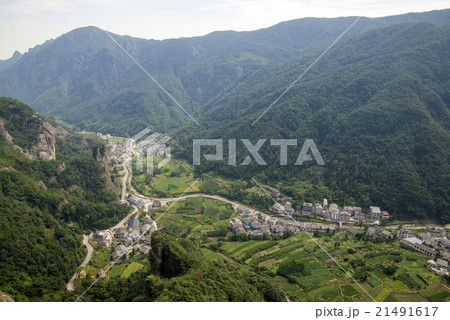 In China, Wenzhou, "Yandang Mountain", at the foot of the mountain villages and islands. 21491617