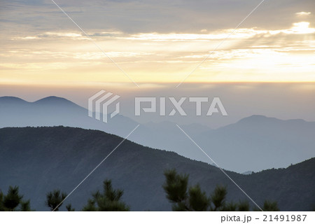 Sunrise mountain scenery 21491987