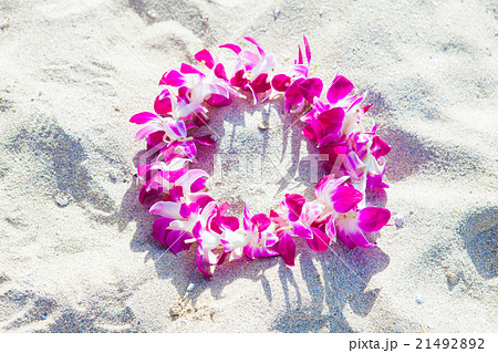 砂浜に置かれたハワイアンレイの写真素材 21492892 Pixta