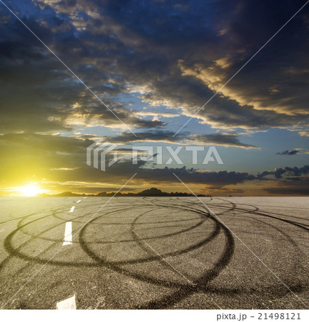 .Sunset asphalt asphalt tire marks. 21498121