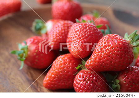 アカシアプレートに乗せたヘタ付きの新鮮いちご 21500447