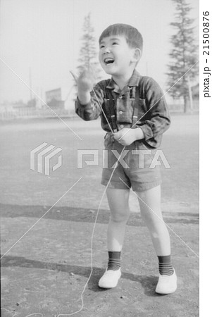 昭和の子供 凧揚げ 21500876