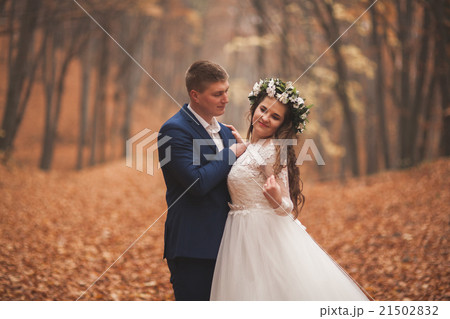 Happy wedding couple, bride and groom walking in 21502832