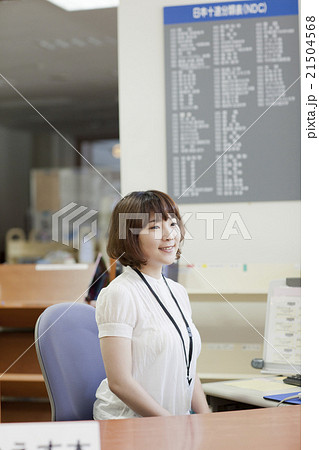 図書館で働く女性 21504568