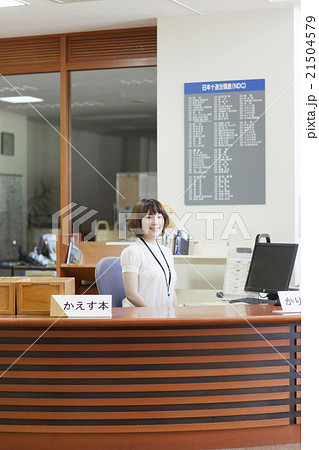 図書館で働く女性 21504579