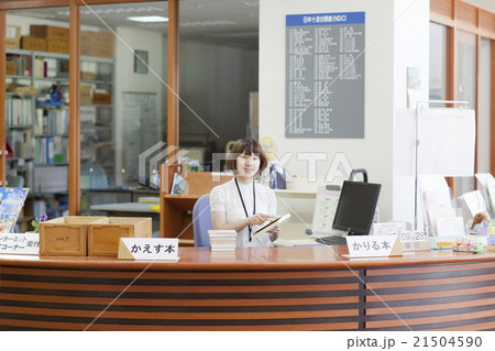 図書館で働く女性 21504590