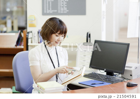 図書館で働く女性 21504591