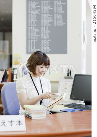 図書館で働く女性 図書館で働く女性 21504594