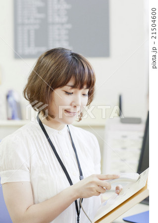 図書館で働く女性 21504600