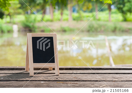 Small blackboard on rustic wood table 21505166