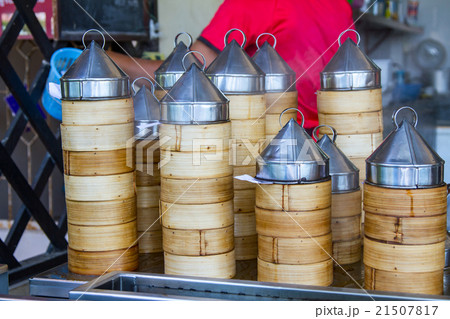 Dumplings cooking inside traditional bamboo  21507817