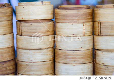 Dumplings cooking inside traditional bamboo  21507819