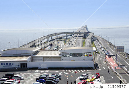 海ほたるパーキングエリアから見える東京湾アクアライン（千葉県木更津市） 21509577