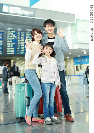 発着案内板の前で出発を待つ家族 発着案内板の前で出発を待つ家族 21509643