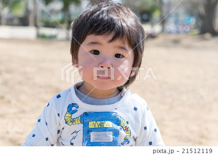 自然の中で遊ぶ幼児 自然の中で遊ぶ幼児 21512119