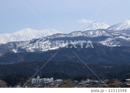 噴煙を上げる新潟焼山　2016年3月29日 21513599