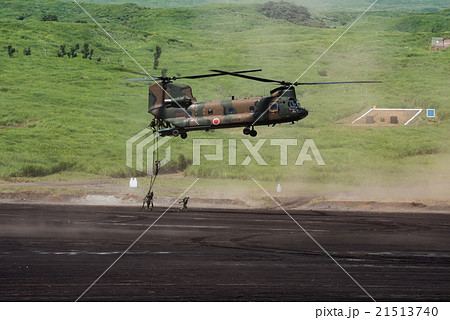 陸上自衛隊 CH-47大型輸送ヘリから隊員のファストロープ降下 陸上自衛隊 CH-47大型輸送ヘリから隊員のファストロープ降下 21513740